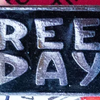 Green Day - black and silver logo metal badge