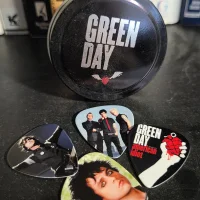 Photo guitar picks in tin