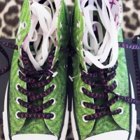 ¡Uno! Converse with spare white laces