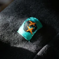 ¡Uno! ¡Dos! ¡Tré! era - grey and turquoise logo hoodie - right sleeve close-up