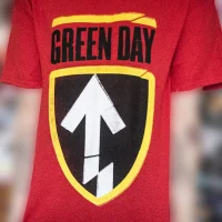 Red ¡Uno! ¡Dos! ¡Tré! arrow shield t-shirt