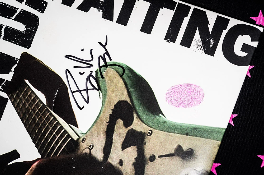 Thumbprinted Waiting vinyl - close-up