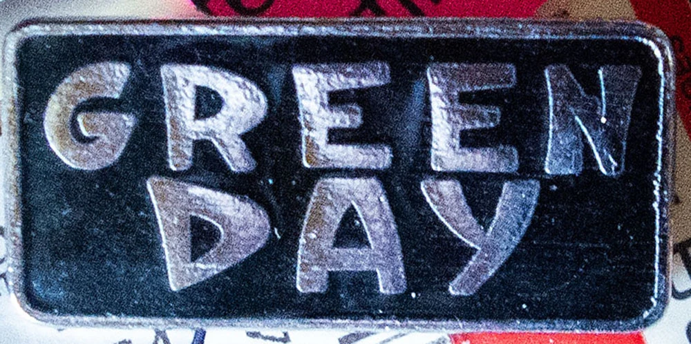 Green Day - black and silver logo metal badge
