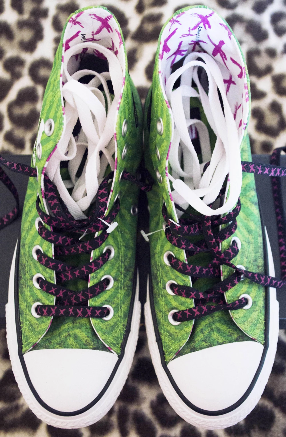 ¡Uno! Converse with spare white laces