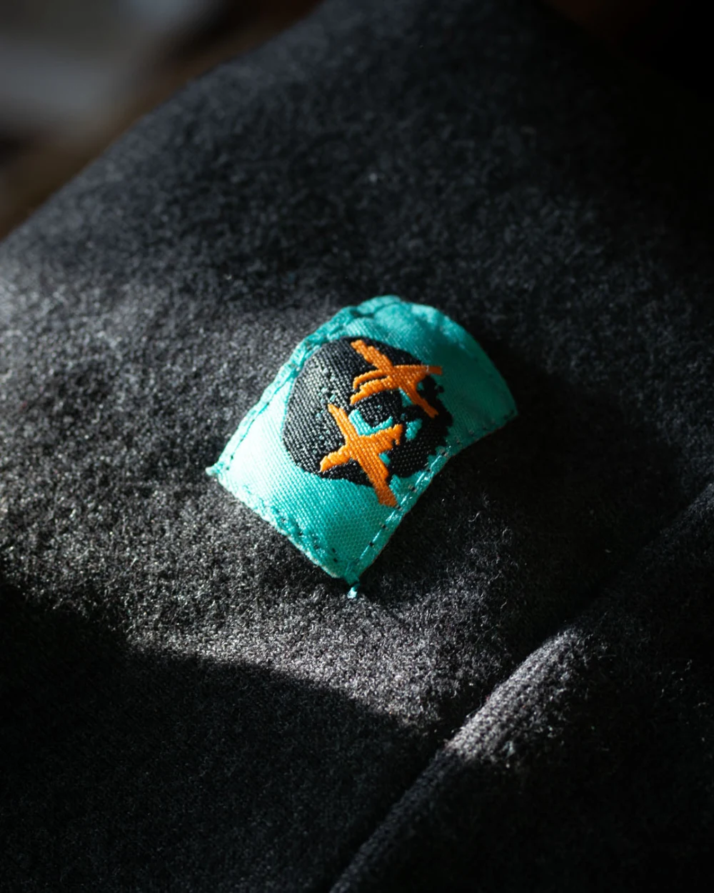 ¡Uno! ¡Dos! ¡Tré! era - grey and turquoise logo hoodie - right sleeve close-up