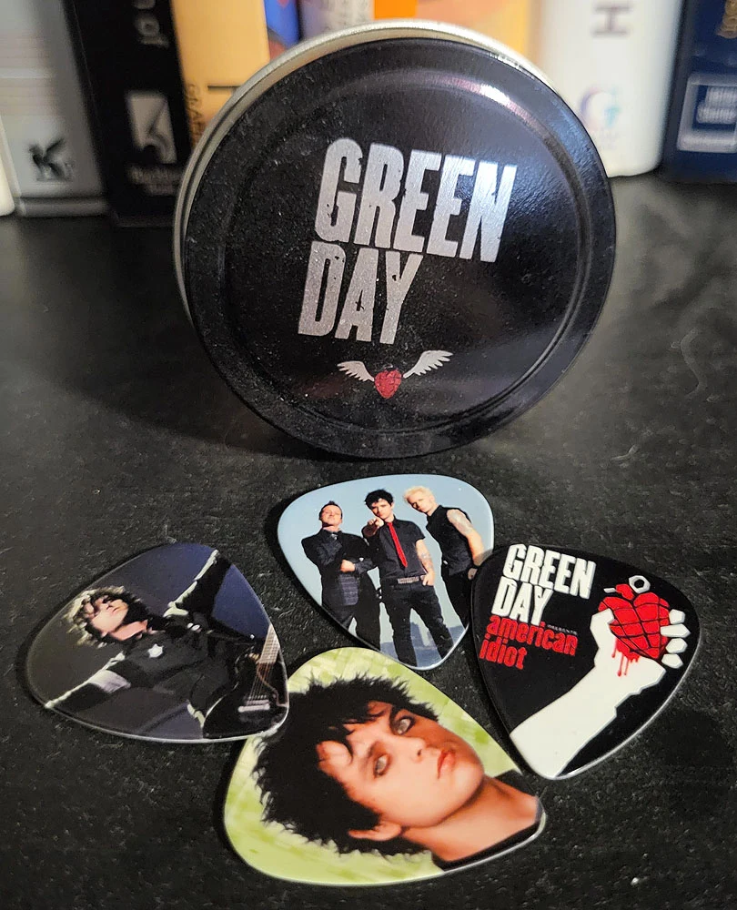 Photo guitar picks in tin