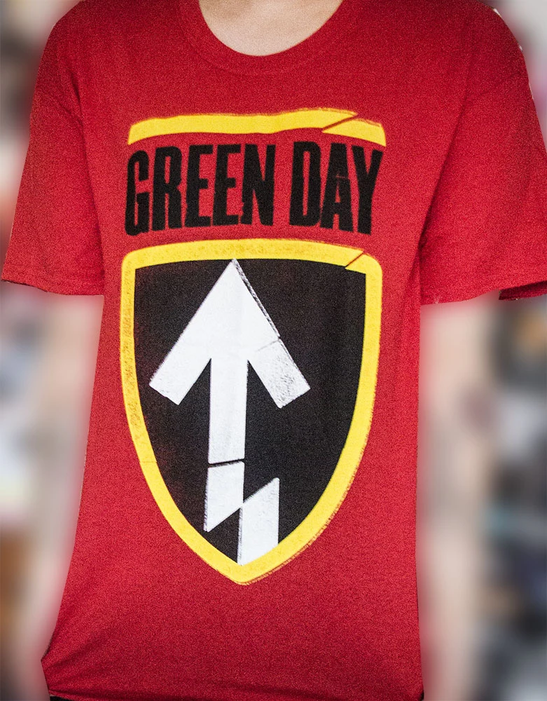 Red ¡Uno! ¡Dos! ¡Tré! arrow shield t-shirt